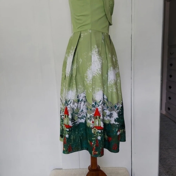 Green Detailed Bodice Fit and Flare‎ Retro Inspired Sun Dress - Picture 15 of 16
